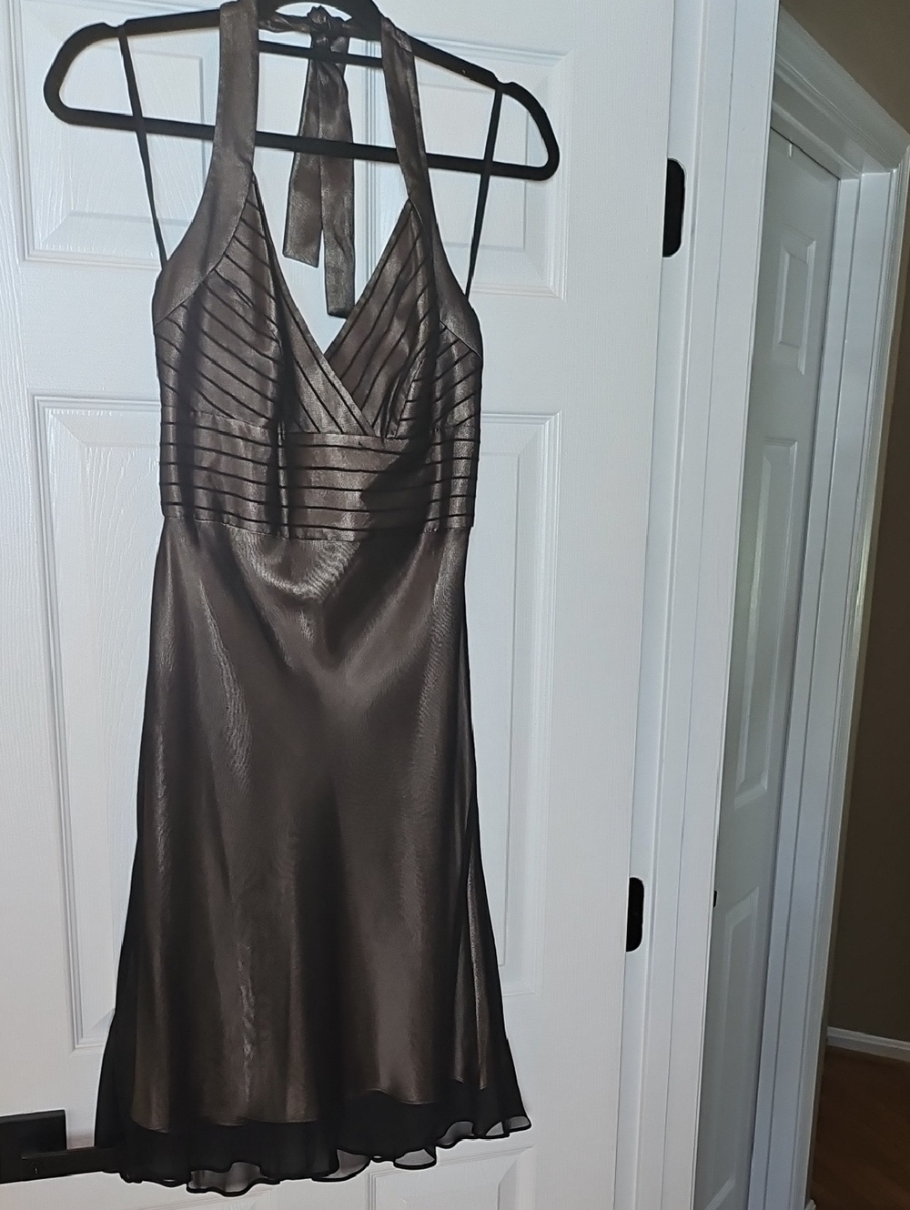 Jones New York Shimmery Bronze Halter Dress ** Small Snag Shown On Photo **